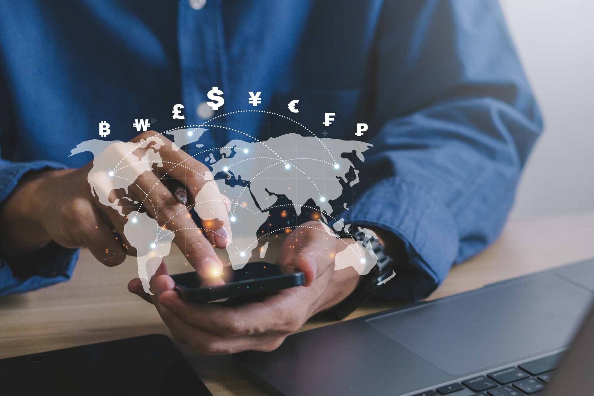 Câmbio de moeda, transferência de dinheiro. Empresário usando telefone celular para banco digital, moeda mundial via aplicativo móvel. Tecnologia financeira FinTech, serviços bancários on-line, pagamento interbancário, conceito de transação eletr�